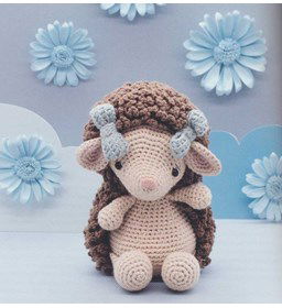 Knuffel egeltje met strikjes in het haar gemaakt van DMC borduurgaren 4