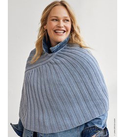 Poncho met in lengte verspringende verticale banen gemaakt van Lana Grossa Cool Wool Big