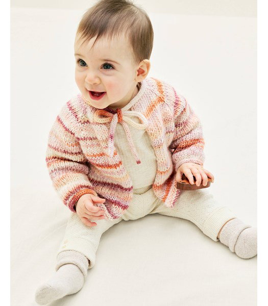 Breipatroon babyvest Xelia met strikkoordje