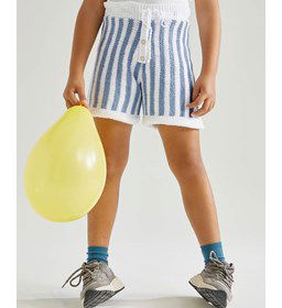 Verticaal  gestreepte korte kinderbroek gemaakt van Phildar Phil Love Coton