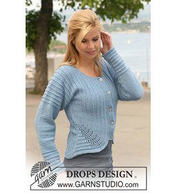 DROPS vest met kantpatroon zijdelings gebreid van Karisma. Maat S tot en met XXXL.