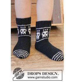 Skeleton Steps Socks gemaakt van DROPS Fiesta
