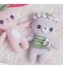 Knuffelbeer met bijtje gemaakt van Haaknaalden