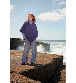 Driekleurige poncho in halfpatentsteek gemaakt van Boeken Lang Yarns