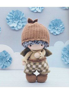 Bomenelfje met muts en geruit broekje