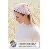 Gebreide bandana met romantisch kantpatroon gemaakt van Drops Cotton Merino