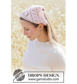 Gebreide bandana met romantisch kantpatroon gemaakt van Drops Cotton Merino