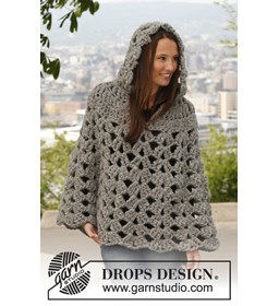 poncho met capuchon gemaakt van knopen