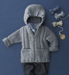 Breipatroon Babyvest met capuchon en dubbel geslagen manchetten.