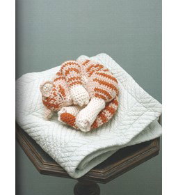 slapende rode kater gemaakt van Scheepjes Softfun