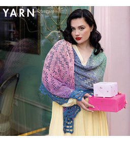 Omslagdoek in filethaakpatroon gemaakt van Scheepjes Whirl