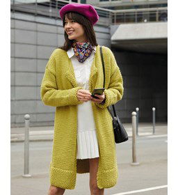 Knielang damesvest gemaakt van Phildar Phil Rapido