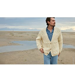 Herenvest met geometrische kabelpatronen gemaakt van Lana Grossa Cool Merino Big