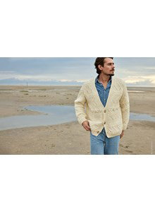 Breipatroon herenvest met geometrische kabelpatronen gemaakt van Lana Grossa Cool Merino Big