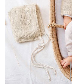 Babymutsje met halskoordjes gemaakt van Lana Grossa Linarte