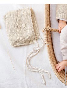 Babymutsje met halskoordjes