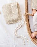 Breipatroon Babymutsje met halskoordjes