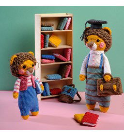 Professor beer Bruno met leerling Charlie gemaakt van Decoratie en miniaturen