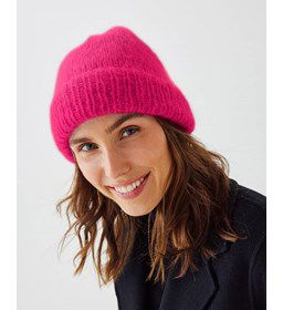 Damesmuts Ines felroze gemaakt van Phildar Phil Chic