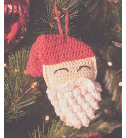 Kerstman en kerstvrouw hanger gemaakt van Lang Yarns Quattro, Quattro Lame en Quattro color