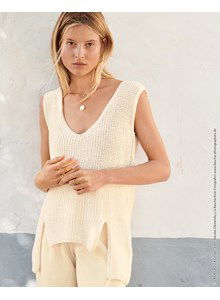 Damestop met een in lengte verspringend voorpand