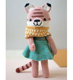 Tijger Nira in rokje gemaakt van Scheepjes Cahlista