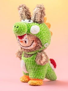 poppetje verkleed in dinosaurus onesie