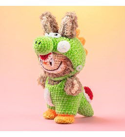 Poppetje verkleed in dinosaurus onesie gemaakt van knopen