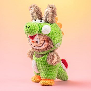 poppetje verkleed in dinosaurus onesie