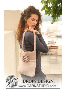 Gevilte tas met gehaakte roos.