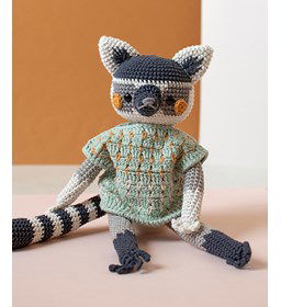 Tina ringstaartmaki in wijd truitje gemaakt van Scheepjes Cahlista