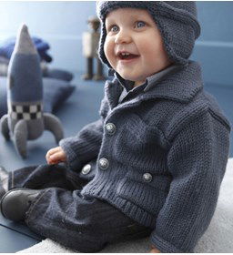 Babyjasje met reverskraag en zakjes gemaakt van knopen