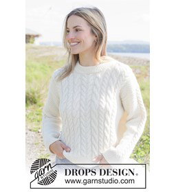 damestrui met kabelpatroon Braided Thoughts Sweater gemaakt van Breinaalden zonder knop