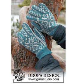 Glacier Green Gloves gemaakt van Drops Karisma