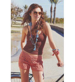 Broekje Azra gemaakt van DMC Natura medium