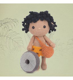 Pop prehistorie - Grottenjongen gemaakt van Scheepjes Catona 25 en 10 gram