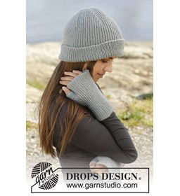 Gebreide muts en vingerloze wanten gemaakt van Drops Karisma