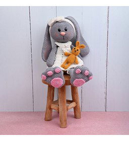 Meisjes konijn met knuffelkonijntje gemaakt van Scheepjes Maxi Sweet Treat