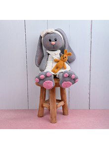 Meisjes konijn met knuffelkonijntje