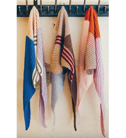 Kleurenspel sjaal gemaakt van boeken haken