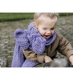 Kinder sjaal gemaakt van Haaknaalden