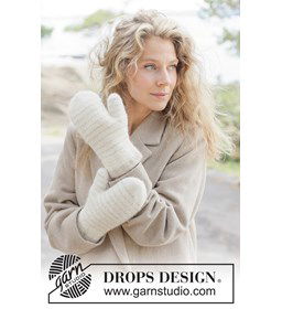 Gestreepte wanten breien en vilten van wol gemaakt van Breinaalden zonder knop