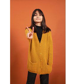 Lang meisjesvest Wilma met zakken gemaakt van Lang Yarns Atlantis