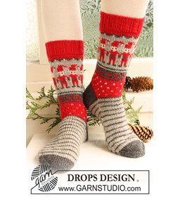 Gebreide sokken met Kerst patroon gemaakt van Drops Karisma