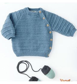 Babytrui met knoopsluiting in raglanmouw en zijnaad gemaakt van Phildar Phil Partner Baby