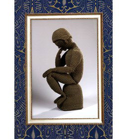 Beeld de Denker gemaakt van boeken haken