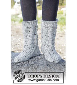 Gehaakte sloffen met kabels gemaakt van Drops Nepal