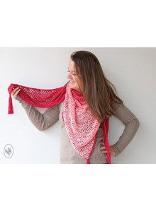 Driehoekige sjaal met open gehaakt waaierpatroon.