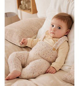 Babybroekje met schouderbanden gemaakt van knopen