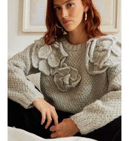 Damestrui Hyna met gebreide bloemen gemaakt van Haaknaalden